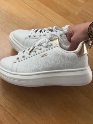 Liu Jo skor  - Helt nya skor med märket LIU-JO endast prövade. Passar perfekt nu till sommaren och säljer pga för stor storlek 🌸  Storlek 40  Original pris runt 1400kr 