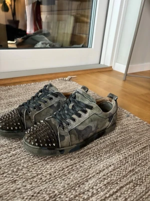 Christian Louboutin camo  - Unika sneakers Låg modell med coola detaljer och robust sula. Perfekta för dig som vill sticka ut skorna är äkta säljer inte fake skor som alla andra på Plick  gör🤩box med följer samt kvitto finns tyvärr ej kvar👌🤗 storlek 42-43 priset kan absolut diskuteras om det är så är behov av pengar så därför säljs dom för så sjukt billigt🤝