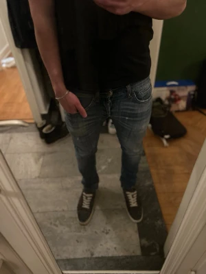 Dondup George jeans - Ett par riktigt snygga Dondup George jeans med snygga fades. Nypris ligger på runt 3999kr men här kan dom köpas för bara 649kr. Vid fler frågor är det bara att skriva!