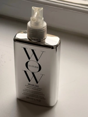 Color Wow Dream Coat spray 200 ml - Color Wow Dream Coat Supernatural Spray i en silverfärgad, rektangulär plastflaska med spraymunstycke. Produkten är 200 ml och används för att ge håret glans och skydd mot fukt. Flaskan har en modern och stilren design med svart text. Passade inte riktigt mitt hår så skulle säga att det är ca 70% kvar i flaskan då jag ville testa den några gånger. 