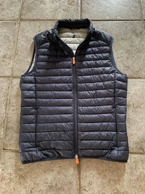 Save the duck väst - Tjabba! Säljer min riktigt snygga Save the duck väst. Storlek M. Skriv gärna vid frågor eller funderingar 😊