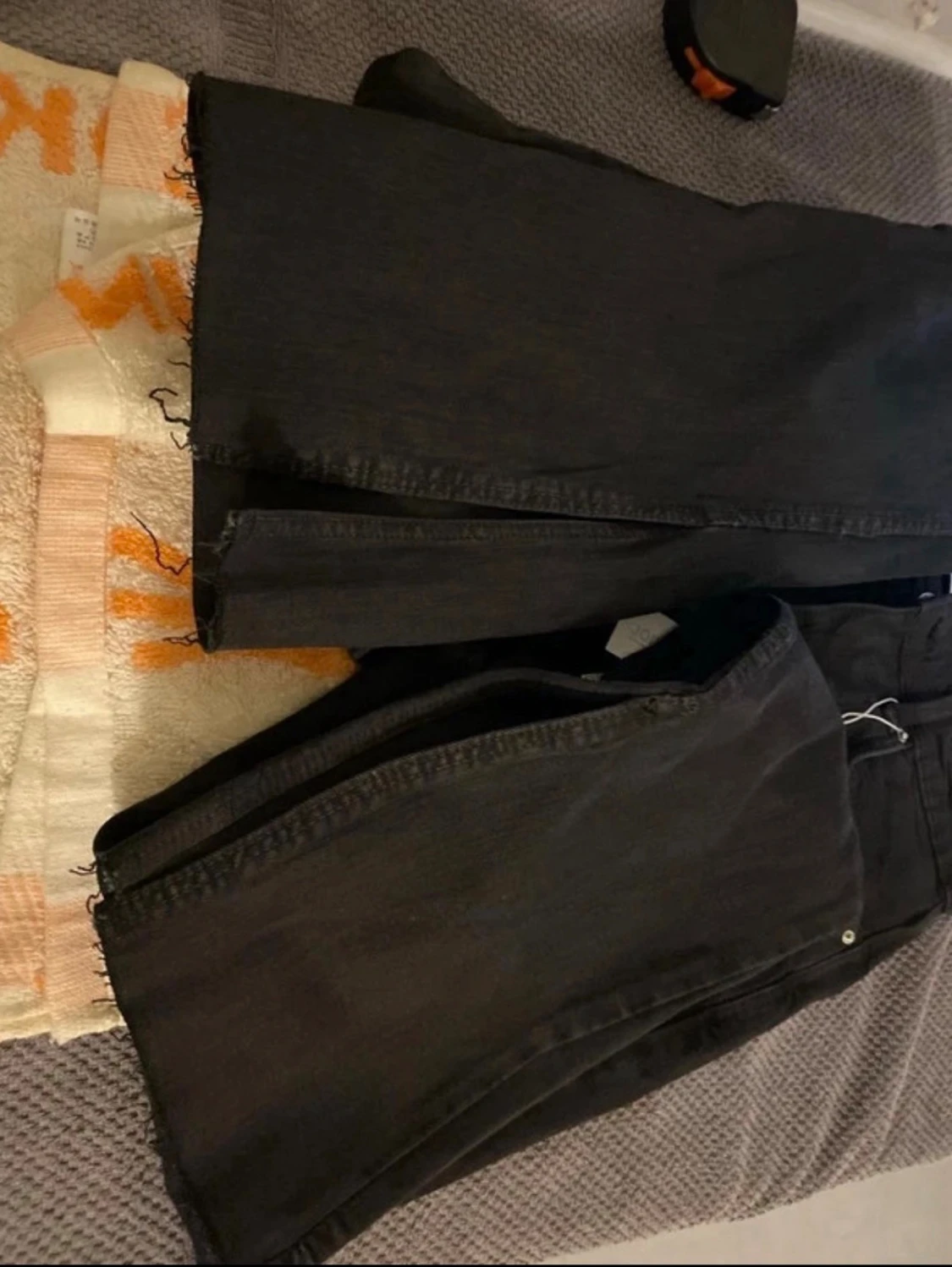 Svarta bootcut jeans med rå kant - 1