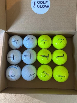Titlest toursoft 12-pack, 6st gula samt 6st vita - Säljer ett set med 12 golfbollar från Titleist, både Tour Soft och vanliga modeller. Bollarna är vita och neon-gula, med klassisk dimple-design och märkning. Perfekt för dig som vill ha variation på banan. Levereras i kartong med Golf Glow-sticker.