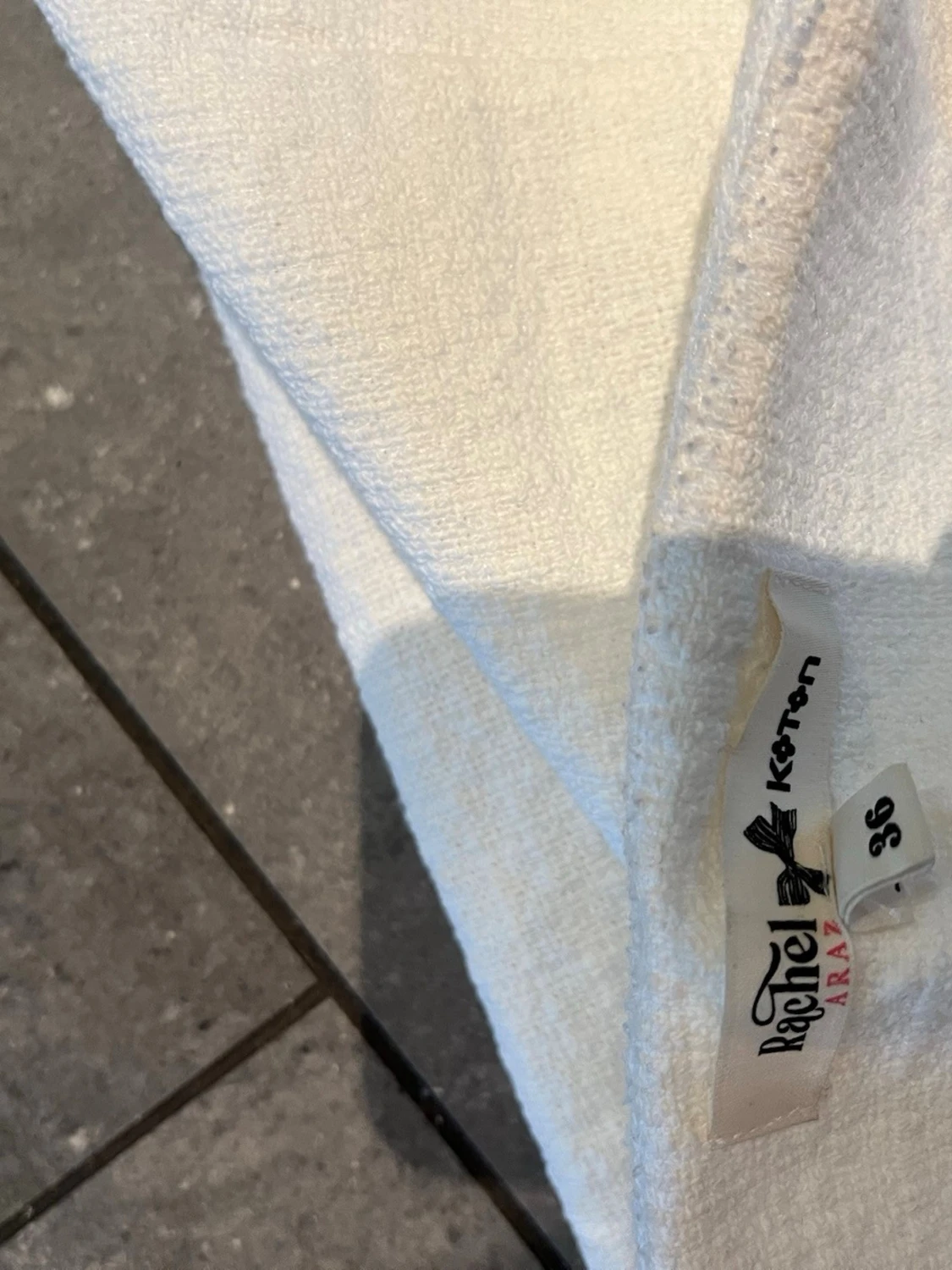 Vit kortkjol med fickdetaljer - 2