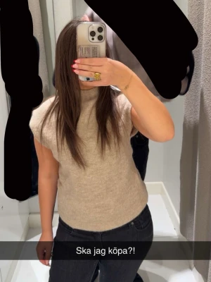 Kortärmad polotröja  - Från Gina, stickad 