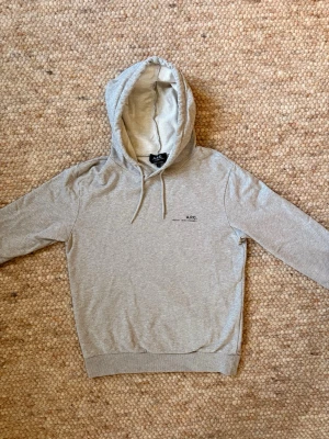 A.P.C hoodie  - Säljer denna riktigt feta A.P.C hoodien👌. Nypriset ligger runt 3000kr🤝. Skick: 10/10 i princip nyskick!🌟. Storlek S🙌. Hör gärna av er vid frågor eller funderingar👍.