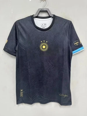 Svart Adidas t-shirt med tryck - Cool svart t-shirt från Adidas med gul soltryck och tre stjärnor på bröstet. Har korta ärmar, rund halsringning och diskreta mönster i tyget. Detaljer i guld och blått på ena ärmen samt signaturtryck nedtill.