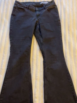 Svarta bootcut jeans med utsvängda ben - Jättesköna svara botcut jeans!