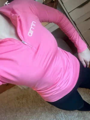Rosa långärmad träningströja Aim'n - Snygg rosa långärmad träningströja från Aim'n med halv dragkedja framtill. Nyskick och en sååå fin färg💗