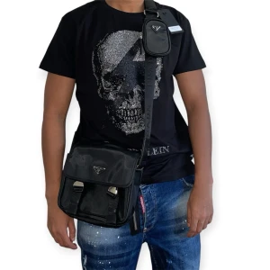 Prada axelremsväska, svart, one size - Helt ny, högkvalitativ replika  Pris: 2199kr  Leverans: Skickas inom 24 timmar  Observera: Begränsat antal i lager – först till kvarn gäller  