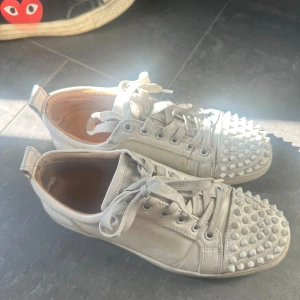 Vita Louboutin sneakers med nitar - Säljer ett par vita loubs, köpta på plick därav priset. Har försökt tvätta de, pris kan diskuteras💕