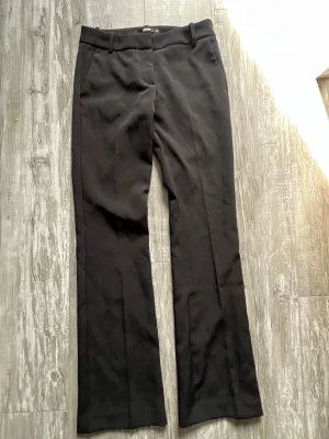  kostymbyxor Bikbok - Snygga svarta kostymbyxor från Bikbok i storlek 34 modellen är Vera. Använda 3-4 gånger säljer då dom inte kommer till användning🥰