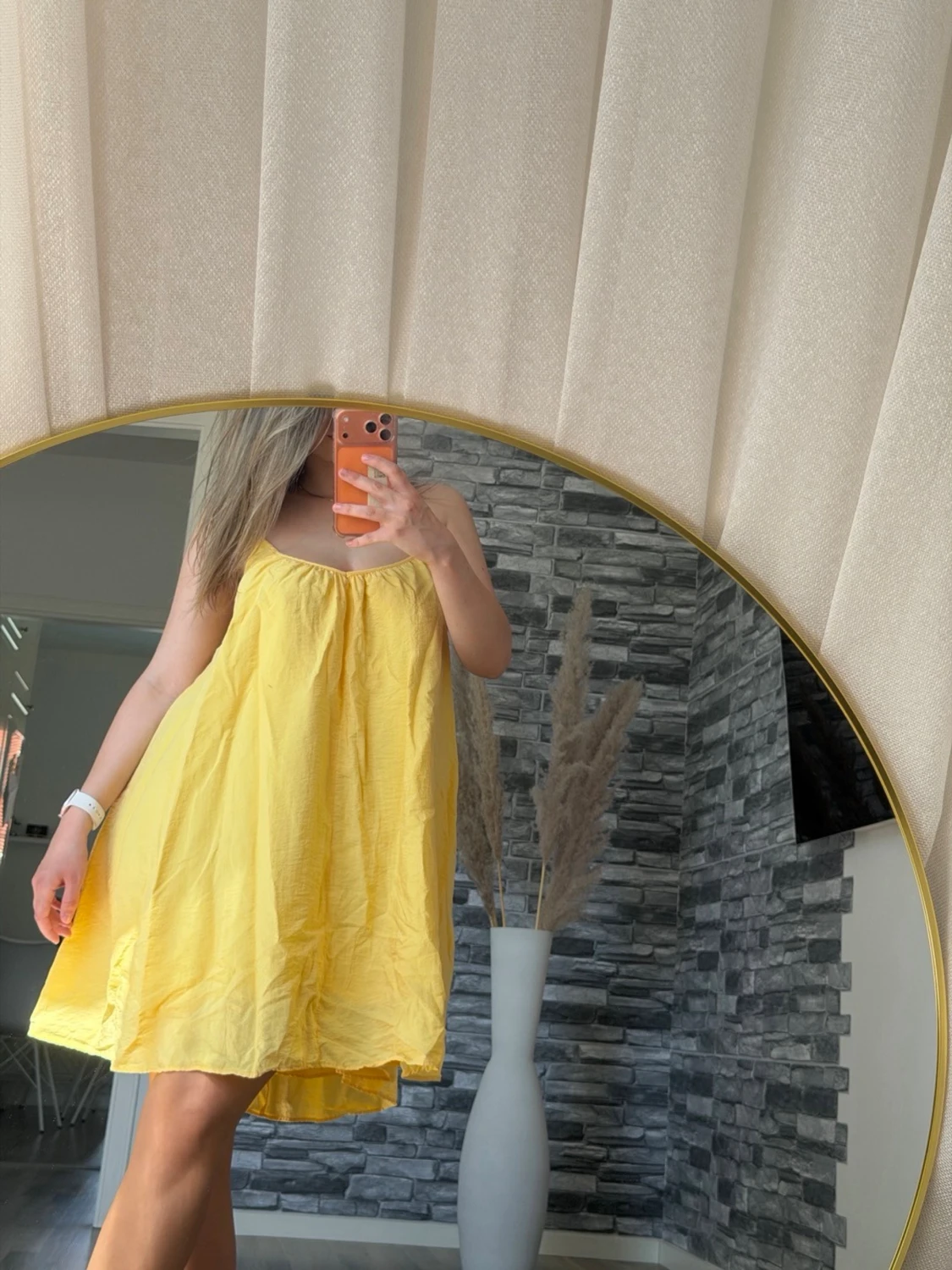 Gul sommarklänning med öppen rygg