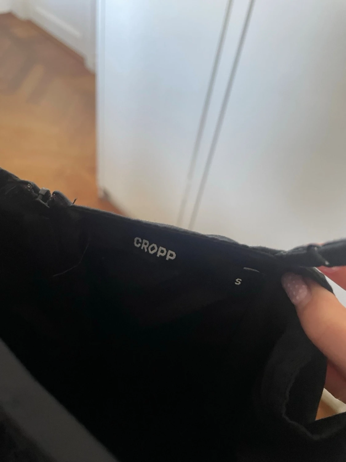 Svart kort klänning med tunna band - 3