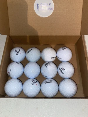 Wilson mix 12-pack  - Säljer ett set med tolv vita golfbollar från Wilson. Bollarna har klassisk dimple-design och levereras i en enkel brun kartong. Perfekt för dig som vill fylla på golfväskan inför säsongen.