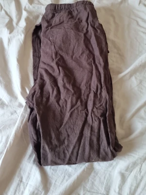 Bruna linnebyxor från Bik Bok - Mysiga bruna linne byxor från Bik Bok med resår i midjan och avslappnad passform. Tillverkade i mjukt tyg som känns skönt mot huden. Perfekta för chill dagar hemma eller när du vill ha det bekvämt.