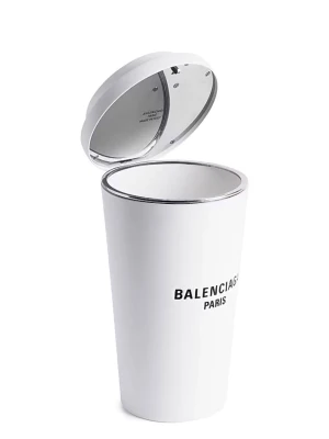Balenciaga  - Unik vit kuvertväska från Balenciaga formad som en take away-mugg med svart logotyp och lock. Väskan är tillverkad i hård plast och har en spegel på insidan av locket. Perfekt statement piece för dig som gillar annorlunda accessoarer.