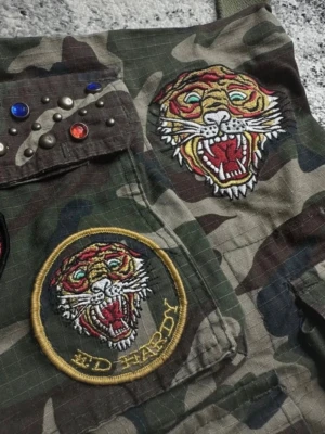 Vintage Ed Hardy Bag y2k - mycket sparsamt använd, super mycket utrymme & alla detaljer är intakta.  köpt för över 1500kr på Vestiaire Collective & jag går INTE ner i pris på annonsen.