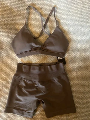 Oanvänt set från Relode - Helt oanvänt set från Relode, med lapp kvar. Shorts och top från Aura seamless kollektionen och båda i färgen earthgray💗 strl Xs. Shorts: 500kr, Top:500kr , set: 900kr