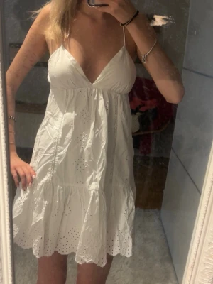 Zara klänning med broderi - Så himla fin och snygg klänning från Zara, tyvärr liten på mig!!🤍