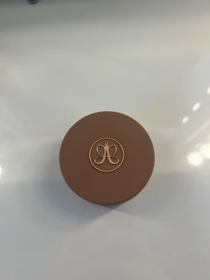Anastasia Beverly Hills Cream Bronzer - Anastasia Beverly Hills Cream Bronzer är en viktlös bronzer i krämformula som ger huden en solkysst glöd samtidigt som den skapar konturer och definition.  Har kommit till användning som du ser på bilderna men är fortfarande i väldigt fint skick och har mycket produkt kvar! Säljs då jag ej använder den längre!
