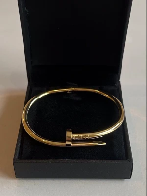 Heart bracelet  - Armbandet  är aldrig använd och 100 % rost- och nickelfri. Den är justerbar och passar därför alla! Hör gärna av dig om du har några frågor ☺️