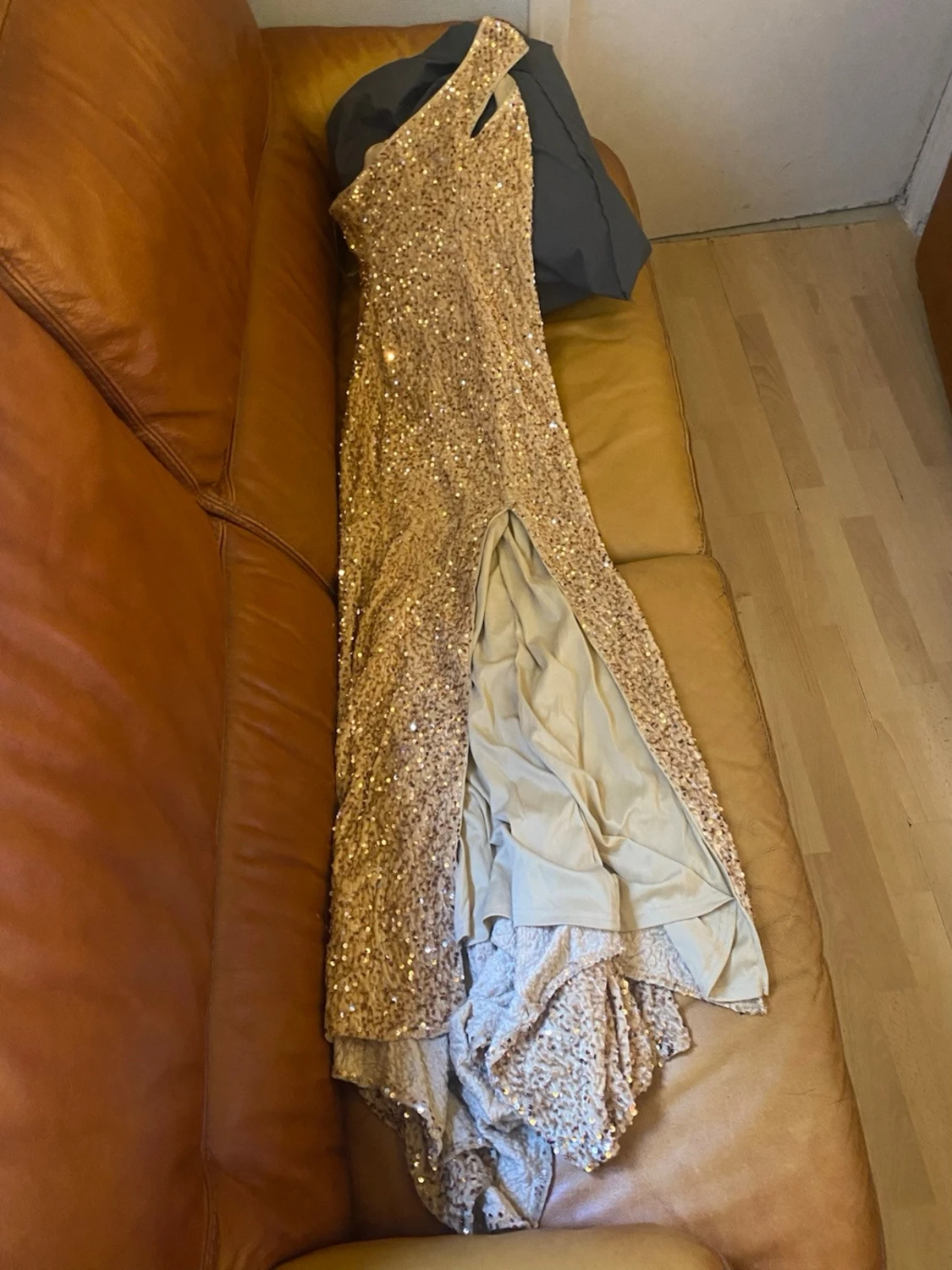 Guldig paljettklänning med slits - 2