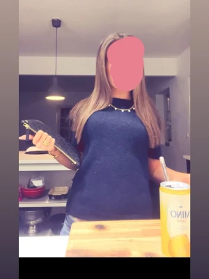 mörkblå stickad t-shirt  - säljer min mörkblå stickade t-shirt, använd fåtal gånger och är i så bra skick, det är min bild fast ifrån en tiktok 😘💋