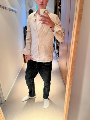 Linneskjorta 100%  - Tjena säljer denna riktigt feta linneskjorta från bläck i 100% linne. Skicket är väldigt bra skulle säga 8,5/10. Stoleken är m sitter mer som s, killen på bilden är 182 cm. Släng iväg ett dm för frågor! ✌🏼🍾