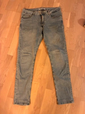 Ljusblå skinny jeans från Zara - Säljer ett par ljusblå skinny jeans från Zara med klassisk femficksdesign och dragkedjegylf. Jeansen har en smal passform och är tillverkade i stretchigt denimtyg för extra komfort. Perfekta till en avslappnad stil.