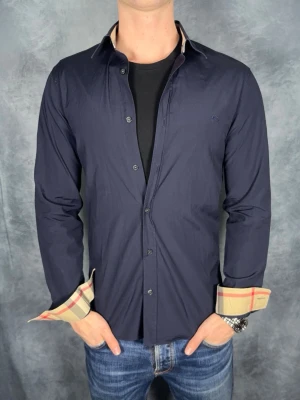 Burberry skjorta - Storlek: M || Skick: Mycket bra|| Nypris: Ca 5000kr || Följ för liknande produkter 🌊🍾