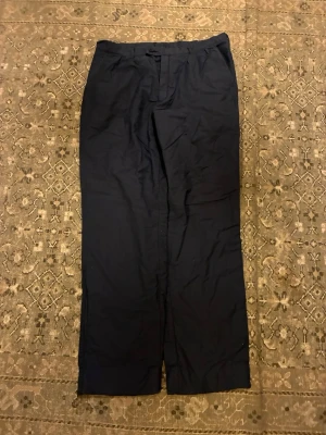 No brand, suit pants - They have like an extra layer inside that feels like snowboarding pants and make them perfect for cold weather (navy blue) size doesn’t say but fits a tiny bit to big on me I have (28w) so I would say (30w)