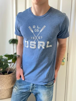 Ralph lauren denim and supply tee - Ralph lauren denim and supply tee, Inga defekter! Modellen i bilderna är 180 cm 75 kg och bär Storlek S , Kom med frågor! 🌟 (Kan gå ned i pris vid köp av paket 😉) 