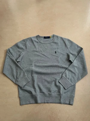 Ralph lauren crewneck grå storlek medium  - Ny Ralph Lauren sweatshirt i klassisk stil. Perfekt vardagsplagg som alltid är efterfrågat.  Oanvänd Stilren och lättmatchad Unisex modell  Snabb frakt 🚚