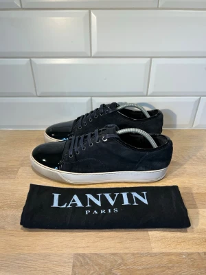 Lanvin skor - Lanvins i nästintill nyskick och nya snören | Storlek: uk10 = 44 passar 45 | Ingår: Dust bag | Vid frågor eller diskussion om pris är det bara att skriva✍🏼| Frakt inom 48h📦