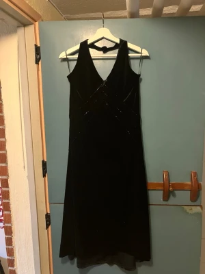 Vintage klänning  - Svart halterneck klänning med glitter detaljer 