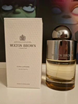Molton Brown Flora Luminaire EdT 100ml - 90/100ml. Kryddig blommig doft. Har suttit en klisterlapp på botten av flaskan men den är borttagen.