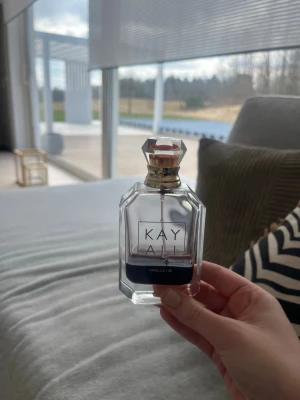 Kayali Vanilla 28 Eau de Parfum - Kayali Vanilla 28 Eau de Parfum i 50 l flaska. Perfekt om du vill testa parfymen innan du köper en helt ny !! 🍨🍦