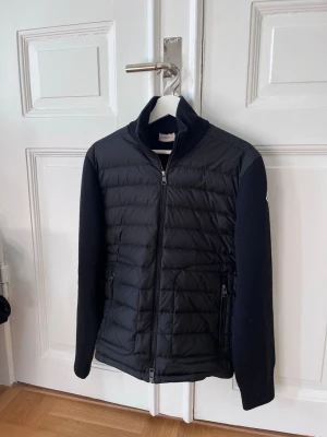 Moncler Cardigan  - Moncler cardigan i strl M (Herr). Sparsamt använd så i jättefint skick! 🙏🏼