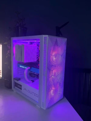 Vit gamingdator med RTX 2070 - Snygg vit stationär gamingdator med RGB-belysning, RTX 2070 grafikkort, Intel i7-processor, 16GB RAM och 1.25TB SSD. Chassit är från DUTZO och har meshfront för bra luftflöde. Datorn kör Windows 11 och har ett stilrent, modernt utseende.