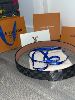 L V BÄLTE - Tjena, säljer bältet. Bältet är oanvänd vilket är sprillans ny. Storleken ligger på 110cm.