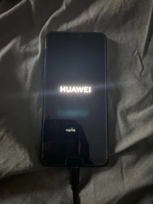 Huawei p20 pro - Säljer en svart Huawei Android-telefon med slimmad design och stor skärm. Mobilen har en modern form med rundade hörn och är tillverkad i glas och metall. Perfekt för dig som vill ha en snygg och kraftfull smartphone.