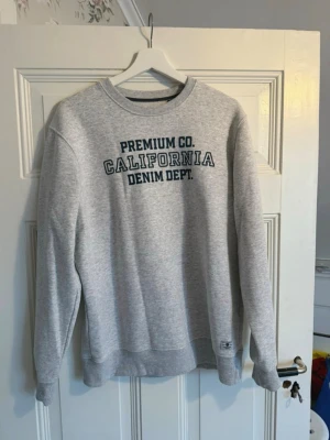 Sweatshirt från Jack & Jones - Snygg och bekväm sweatshirt från Jack & Jones i klassisk design. Perfekt som vardagsplagg – passar lika bra till jeans som till mjukisbyxor. Mjuk insida och skön passform, perfekt för kyligare dagar. Använd men i fint skick, utan kända defekter ✨ Ett tidlöst plagg som funkar året runt.  🩶Färg: (t.ex. grå / svart / beige – justera) 🩶Modell: Långärmad, rund hals 🩶Skick: Mycket bra 🩶Stil: Casual, basic 🩶Storlek: L 🩶Märke: Jack & Jones  💌Hör gärna av dig vid frågor! 📦Skickar snabbt   