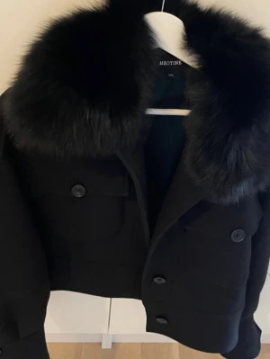 Svart pälsjacka från Meotine - Snygg svart pälsjacka från Meotine med stor fluffig fuskpälskrage. Storlek Xs/S. Ny skick 