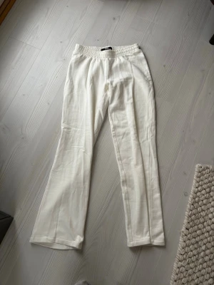 Vita mjukisbyxor med resårmidja - Säljer ett par vita linnebyxor med avslappnad passform och resår i midjan. Byxorna har raka ben och är tillverkade i ett lätt och luftigt linnematerial, perfekta för en chill och stilren look. Jag är cirka 172 cm men kan också sys upp. 