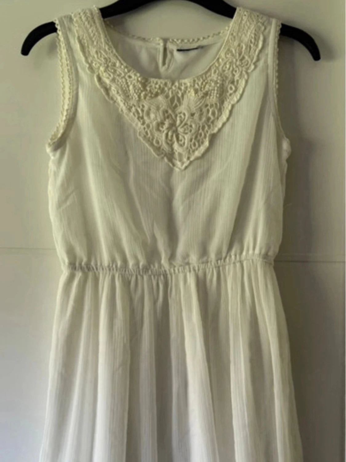 Vit ärmlös klänning med spetsdetalj