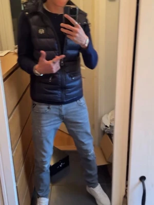 Bvaldi väst - Snygg mörkblå dunväst från Bvaldi med dragkedja framtill, två fickor med dragkedja. Storlek M men passar även S. Skriv för mer funderingar!😊
