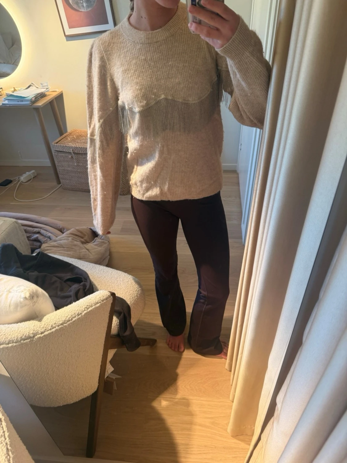 Beige stickad tröja med fransar