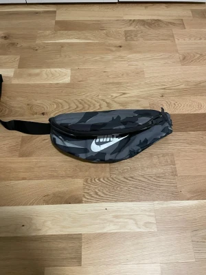 Nike axelarms väska  - Säljer min axelarms väska då jag inte använder den den är i bra skick 