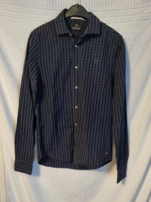 Skjorta - Mörkblå rutig skjorta från scotch & soda i storlek S. Mycket bra skick, använd fåtal gånger.